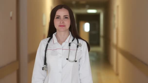 Portret Van Een Lachende Vrouwelijke Arts Medisch Uniform Die Ziekenhuisgang — Stockvideo