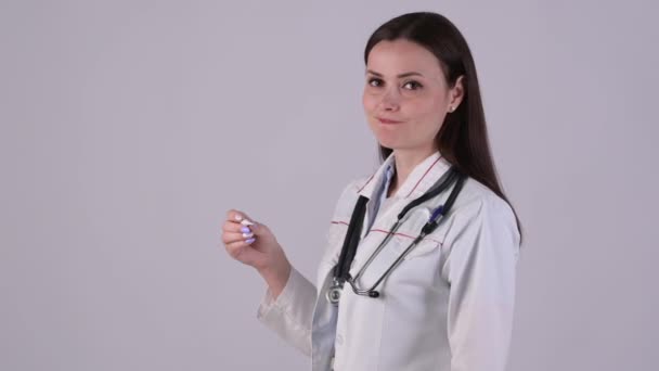 Γυναίκα Γιατρός Αυτοπεποίθηση Στην Ιατρική Στολή Κρατά Ιατρικό Θερμόμετρο Κοιτάζοντας — Αρχείο Βίντεο