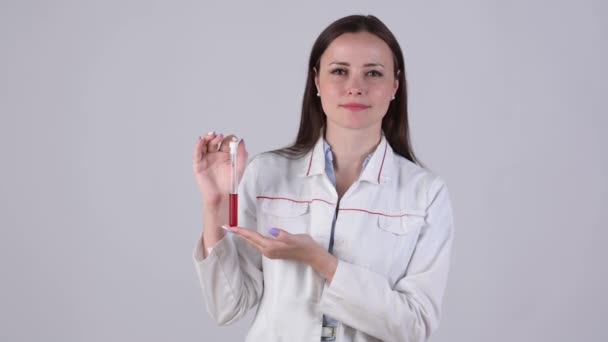 Dokter Wanita Berseragam Medis Memegang Tabung Reaksi Dengan Darah Yang — Stok Video