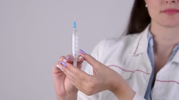 Zbliżenie Kobieta Lekarz Medycynie Jednolity Lekarz Trzymający Strzykawkę Szczepionkę Izolowane — Wideo stockowe