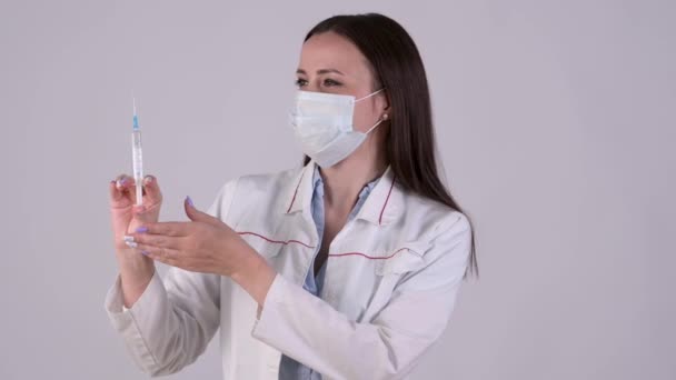 Zelfverzekerde Vrouwelijke Arts Medische Uniforme Arts Beschermend Masker Met Spuit — Stockvideo