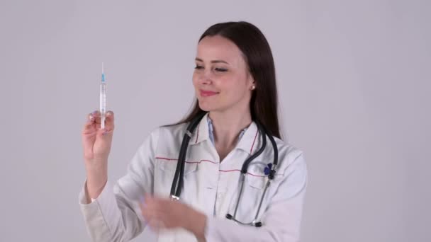 Médica Medicina Médica Uniforme Segurando Seringa Vacina Isolada Fundo Branco — Vídeo de Stock