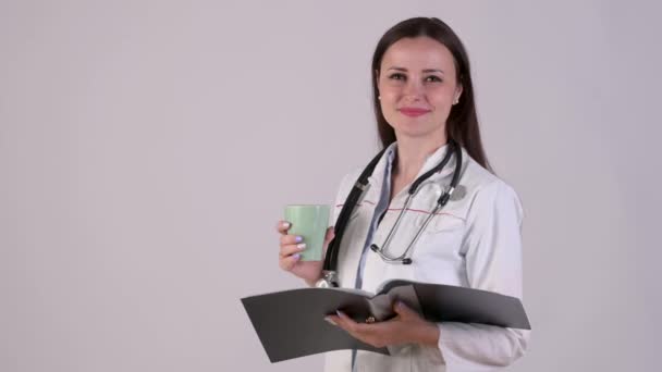 Retrato Sorridente Médico Feminino Uniforme Médico Com Xícara Café Chá — Vídeo de Stock