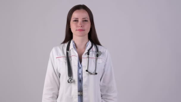 Doctora Joven Uniforme Médico Señalando Dedo Índice Lado Palma Vacía — Vídeo de stock