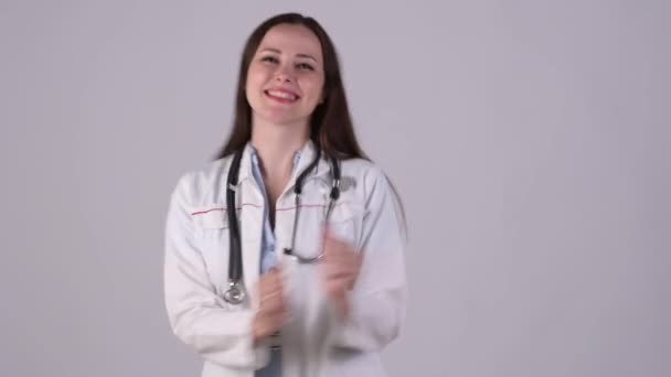 Médica Engraçada Sorrindo Dançando Tem Sucesso Sorte Trabalho Isolado Fundo — Vídeo de Stock