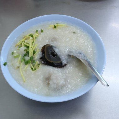 Tayland pilavı lapası ya da yüz yıllık korunmuş yumurta, zencefil ve taze soğanla kaplanmış Congee.