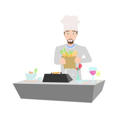 Sebze tepsisiyle önlüklü bir adam.