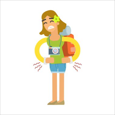 Sırt çantası ve bavulu olan genç bir kadın gezgin.