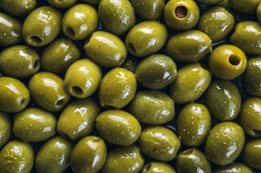 Bir kasede taze yeşil zeytin..