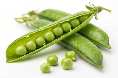 Beyaz zemin üzerinde taze yeşil bezelyeler