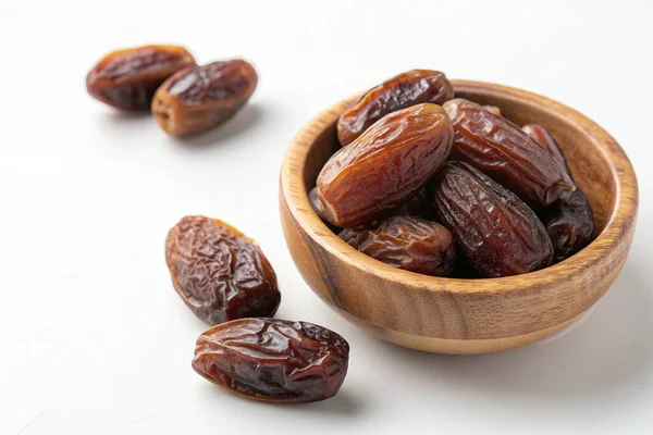 Beyaz arkaplanda lezzetli hurmalar var.