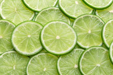 Beyaz arka planda taze limonlar, üst görünüm