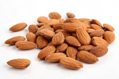 Beyaz arkaplanda badem, kapat