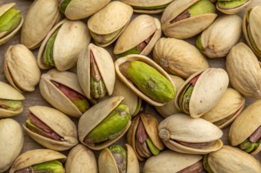 Ahşap masada fıstıklar.