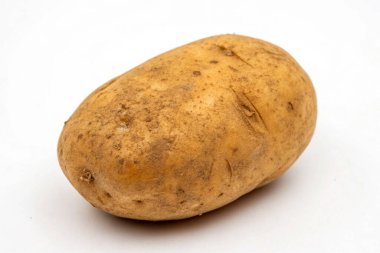 Beyaz arka planda çiğ patates