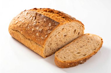 Beyaz arkaplanda taze ekmek.