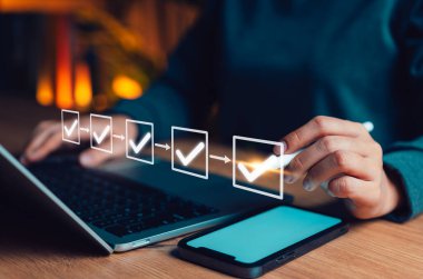 Kontrol Listesi Süreç ve Kalite Güvencesi Çalışma Akımı Konsepti. İş adamı kutucuğu işaretler, görev yönetimini sembolize eder, adım adım işlemler, iş akışı kontrolü, kalite güvencesi ve üretkenliği.