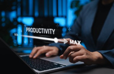 Verimlilik ve Verimlilik Konsepti. İşadamı kaydırıcıyı minimumdan maksimuma ayarlıyor, verimliliği ve verimliliği arttırmak için işlem yapıyor. iş operasyonlarında ilerleme çubuğu ve optimizasyon.