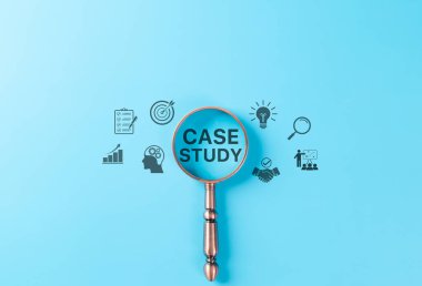 Vaka analizi konsepti. Stratejik içgörü ve akademik veya iş öğrenimini sembolize eden araştırma, hedef, planlama, takım çalışması ikonlarıyla CASE STUDY kelimelerini vurgulayan büyüteç