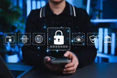 Güvenli erişim, şifreleme, gizlilik, bulut güvenliği, şifre koruması ve İnternet güvenliğini temsil eden akıllı telefon ve dijital kilit simgelerine sahip siber güvenlik ve veri koruma kavramı.