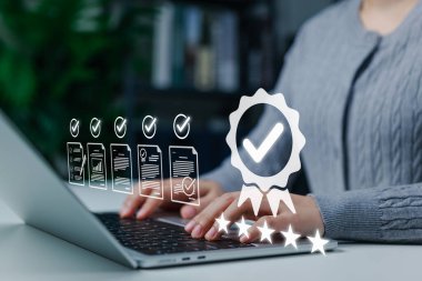 İş operasyonlarında standartlar, uyum ve hizmet mükemmelliği sağlamak için dizüstü bilgisayardaki profesyonel denetim belgelerini ve derecelendirme yıldızlarını gösteren kalite güvencesi ve sertifika konsepti