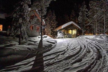 Kışlık kabin fırtınası uyarısı masaüstü arkaplan resmi. Yüksek kalite fotoğraf