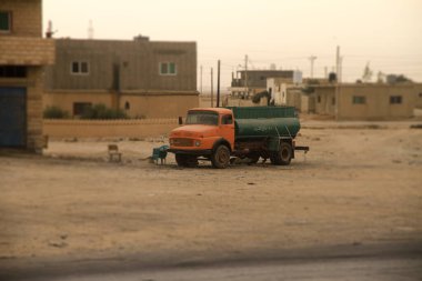 Araba yolun tozlu tarafına park edilmişti. Yüksek kalite fotoğraf