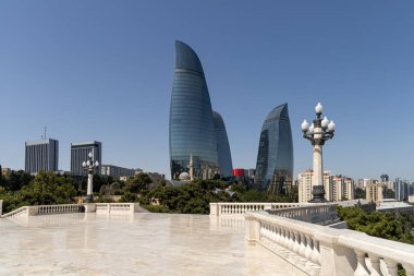 Fenerli eski bir ortaçağ caddesinin güzel manzarası. Çiçekler, kale. Gece gündüz. Yüksek kalite fotoğraf