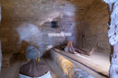 Fenerli eski bir ortaçağ caddesinin güzel manzarası. Çiçekler, kale. Gece gündüz. Yüksek kalite fotoğraf