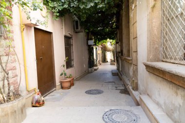 Fenerli eski bir ortaçağ caddesinin güzel manzarası. Çiçekler, kale. Gece gündüz. Yüksek kalite fotoğraf