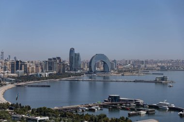 Fenerli eski bir ortaçağ caddesinin güzel manzarası. Çiçekler, kale. Gece gündüz. Yüksek kalite fotoğraf