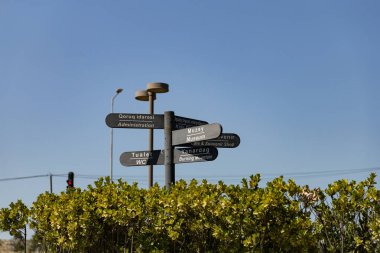 Fenerli eski bir ortaçağ caddesinin güzel manzarası. Çiçekler, kale. Gece gündüz. Yüksek kalite fotoğraf