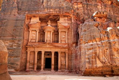 Hazine anlamına gelen Hazine, nam-ı diğer Khazneh el-Faroun, kumtaşına oyulmuş bir mezar, Ürdün 'ün Petra kentindeki en etkileyici arkeolojik bulgulardan biri. Yüksek kalite fotoğraf