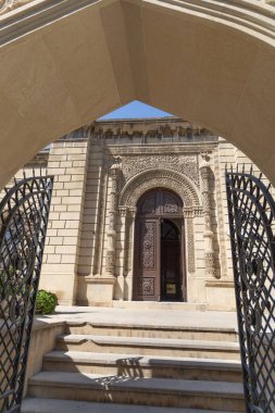 Fenerli eski bir ortaçağ caddesinin güzel manzarası. Çiçekler, kale. Gece gündüz. Yüksek kalite fotoğraf