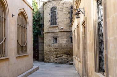 Fenerli eski bir ortaçağ caddesinin güzel manzarası. Çiçekler, kale. Gece gündüz. Yüksek kalite fotoğraf