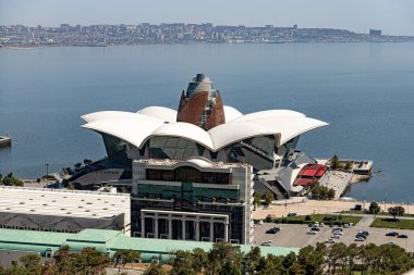 Fenerli eski bir ortaçağ caddesinin güzel manzarası. Çiçekler, kale. Gece gündüz. Yüksek kalite fotoğraf