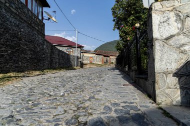 Bakü civarındaki tapınaklar. Güzel çiçekler, narlar. Yüksek kalite fotoğraf