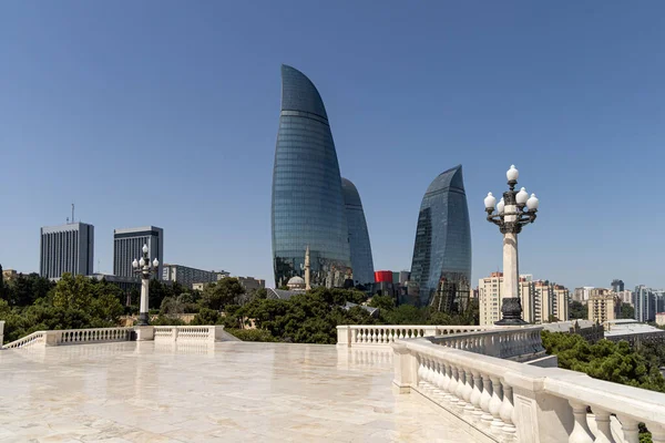 Fenerli eski bir ortaçağ caddesinin güzel manzarası. Çiçekler, kale. Gece gündüz. Yüksek kalite fotoğraf