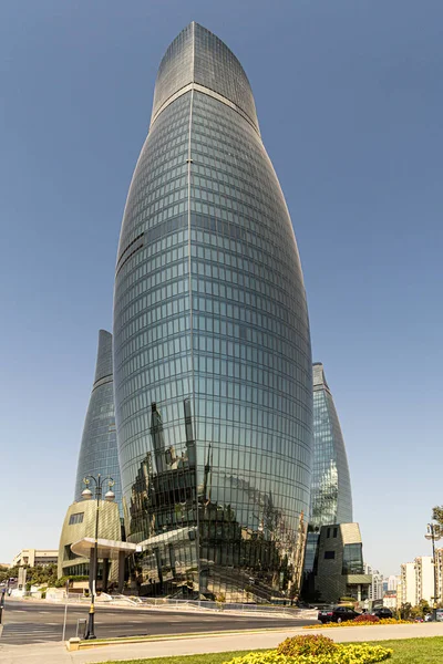 Fenerli eski bir ortaçağ caddesinin güzel manzarası. Çiçekler, kale. Gece gündüz. Yüksek kalite fotoğraf