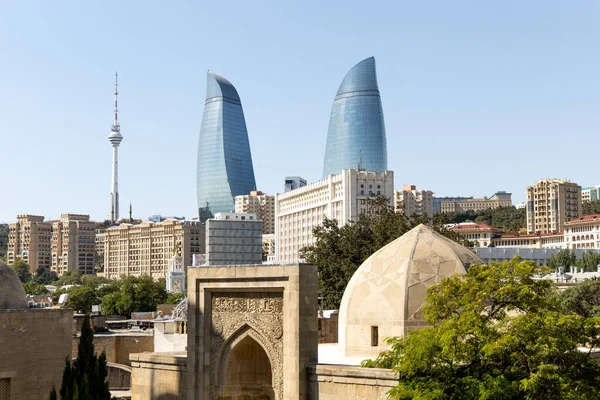 Fenerli eski bir ortaçağ caddesinin güzel manzarası. Çiçekler, kale. Gece gündüz. Yüksek kalite fotoğraf