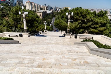 Fenerli eski bir ortaçağ caddesinin güzel manzarası. Çiçekler, kale. Gece gündüz. Yüksek kalite fotoğraf