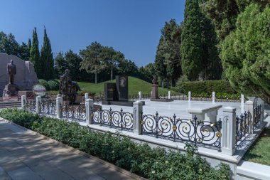 Fenerli eski bir ortaçağ caddesinin güzel manzarası. Çiçekler, kale. Gece gündüz. Yüksek kalite fotoğraf