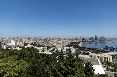 Fenerli eski bir ortaçağ caddesinin güzel manzarası. Çiçekler, kale. Gece gündüz. Yüksek kalite fotoğraf