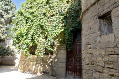 Fenerli eski bir ortaçağ caddesinin güzel manzarası. Çiçekler, kale. Gece gündüz. Yüksek kalite fotoğraf