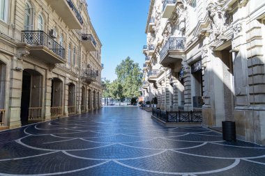 Fenerli eski bir ortaçağ caddesinin güzel manzarası. Çiçekler, kale. Gece gündüz. Yüksek kalite fotoğraf