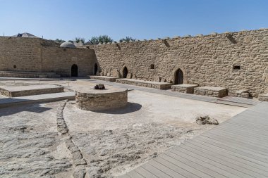 Fenerli eski bir ortaçağ caddesinin güzel manzarası. Çiçekler, kale. Gece gündüz. Yüksek kalite fotoğraf