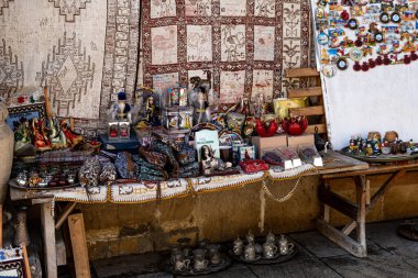 Fenerli eski bir ortaçağ caddesinin güzel manzarası. Çiçekler, kale. Gece gündüz. Yüksek kalite fotoğraf