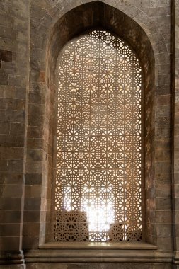 Bakü civarındaki tapınaklar. Güzel çiçekler, narlar. Yüksek kalite fotoğraf