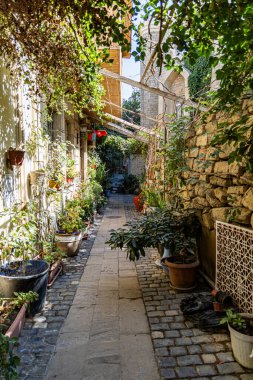 Fenerli eski bir ortaçağ caddesinin güzel manzarası. Çiçekler, kale. Gece gündüz. Yüksek kalite fotoğraf