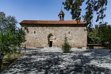 Bakü civarındaki tapınaklar. Güzel çiçekler, narlar. Yüksek kalite fotoğraf